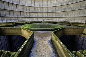 Kraftwerk IM - Mitte eines stillgelegten Kühlturms in Belgien