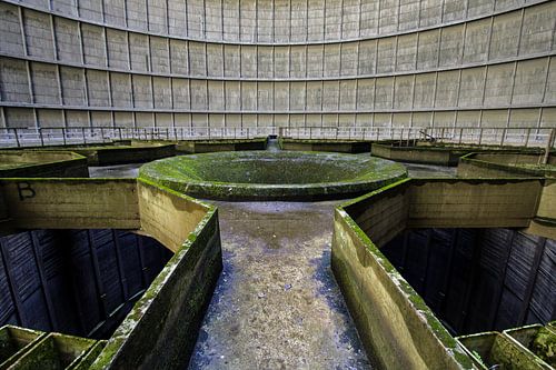Powerplant IM - Midden van verlaten koeltoren in Belgie