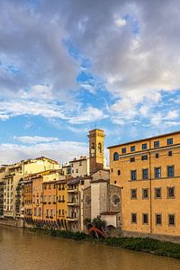 Historische Gebäude am Fluss Arno in Florenz, Italien