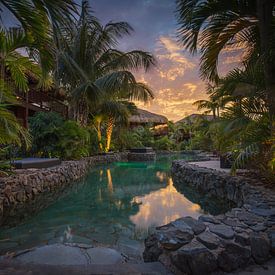 Zonsondergang aan het zwembad in Curacao van Edwin Mooijaart