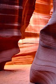 A beautiful picture in orange colours of the magical Antelope canyon by UMA Digital NL