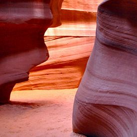 A beautiful picture in orange colours of the magical Antelope canyon by UMA Digital NL