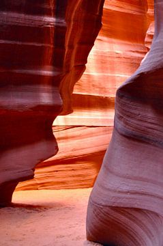A beautiful picture in orange colours of the magical Antelope canyon by UMA Digital NL