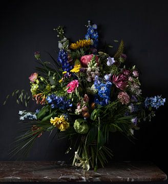 Stilleven van kleurrijke bloemen met een zwarte achtergrond en een marmeren tafel van Leoniek van der Vliet