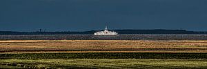 Het Noorderleeg nabij Holwerd met donker weer boven de Wadden.
