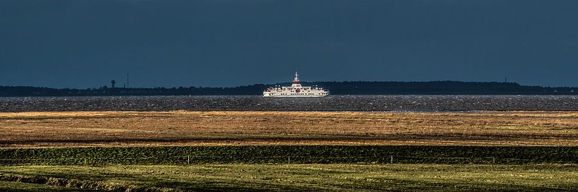 Het Noorderleeg nabij Holwerd met donker weer boven de Wadden. von Harrie Muis