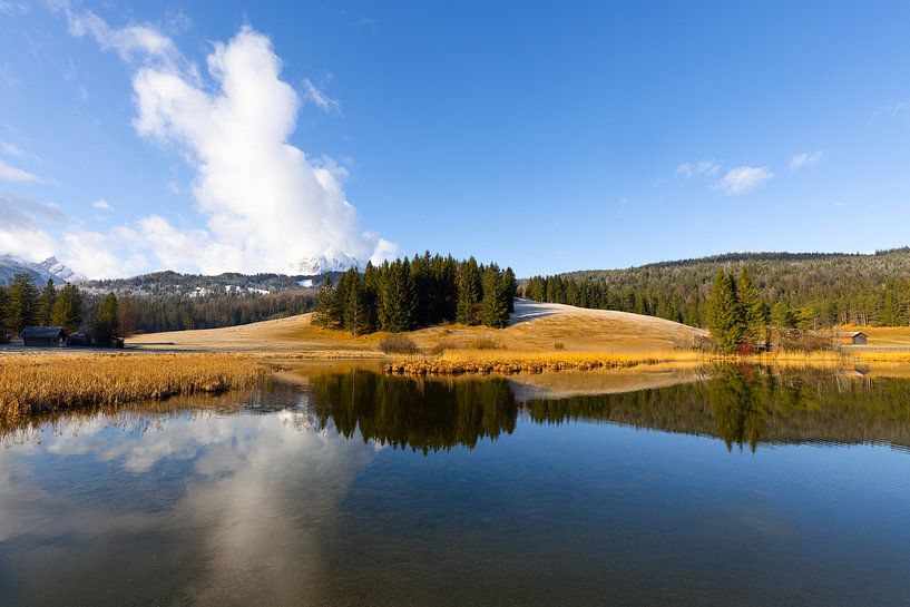 Idyllische natuur bij een bergmeer van Christina Bauer Photos