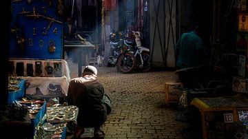 Man aan het werk in een van de Souqs in Marrakesh van Rene Siebring