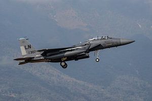 Eine Lakenheath Boeing F-15E Strike Eagle (AF 91-307) bei der Landung auf dem Luftwaffenstützpunkt A