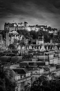 Edinburgh Castle am Abend – Monochrom von Melanie Viola