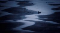 Wandelaars op het Noordzee strand van Keesnan Dogger Fotografie thumbnail