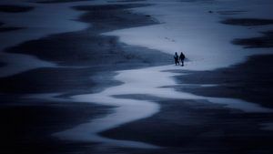 Randonneurs sur la plage de la mer du Nord sur Keesnan Dogger Fotografie