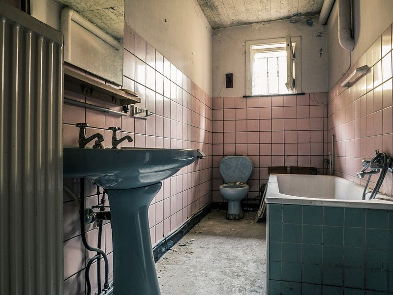 Kleines Badezimmer in einem verfallenen Bauernhaus von Art By Dominic