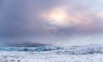 After the snowstorm (Svínafellsjökull) von Claudia van Zanten