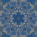 Mandala abstrait en bleu et argent par Maurice Dawson Aperçu
