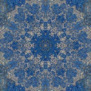 Abstraktes Mandala in Blau und Silber