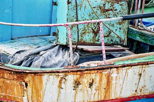 Vieux bateau de pêche portugais rouillé