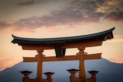 Le sanctuaire d'Itsukushima, Miyajima, Japon au coucher du soleil