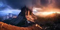 Ein dramatischer Sonnenuntergang bei den Drei Zinnen in den Dolomiten.