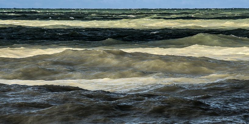 Gekleurde golven bij de Normandische krijtrotskust par Harrie Muis