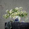 Cooles holländisches Stilleben mit Blumen von Alie Ekkelenkamp