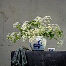 Cool nature morte hollandaise avec des fleurs par Alie Ekkelenkamp Aperçu