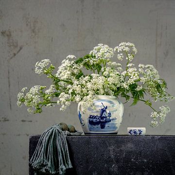 Stilleven met bloemen. Stoer Hollands met Delfts blauw. Nieuw Landelijk van Alie Ekkelenkamp