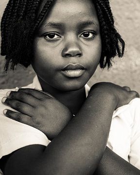 Porträt - Sambia 2019 - Selbstbewusstes Mädchen von Matthijs van Os Fotografie