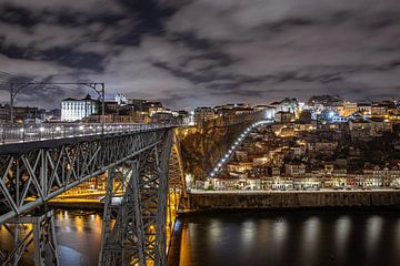 Porto in de nacht.. van Patrick Löbler