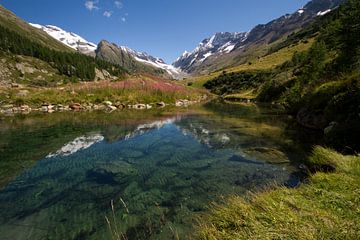 De Grundsee in het Lotschental Zwitserland van Paul Wendels
