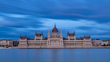 Le Parlement hongrois à Budapest, sur le Danube sur Roland Brack