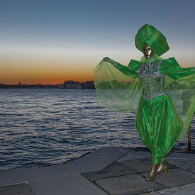 Modell während des Karnevals in Venedig in der Abenddämmerung. von Tanja de Mooij