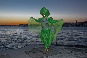 Model tijdens Carnaval Venetië bij schemerlicht. van Tanja de Mooij