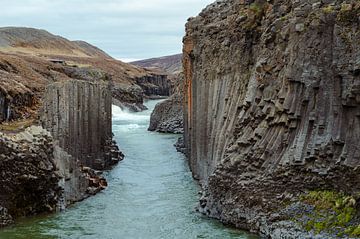 Stuðlagil kloof in IJsland van Tim Vlielander