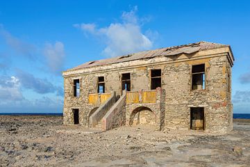 Oud vervallen historisch gebouw als ruïne aan de kust van Bonaire