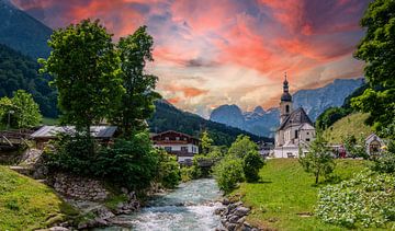 Ramsau bij Berchtesgaden met kerk en Alpen van Animaflora PicsStock