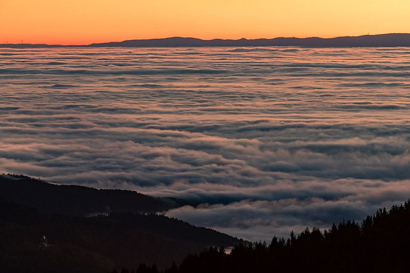 les nuages forment une mer dans les montagnes par Kris Hermans