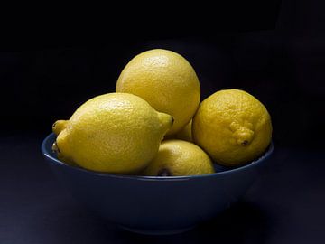 Zitronen in einer blauen Keramikschale Stillleben Food Photography von Western Exposure