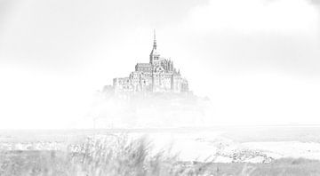 De Mont Saint-Michel Frankrijk Zwart wit van Rob van der Teen