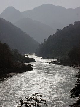 De rivier de Ganges bij zonsondergang in India van Eye on You