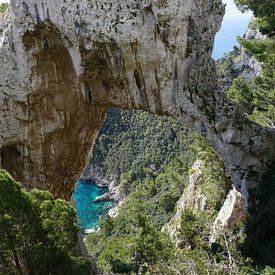 Felsformation auf Capri von Dominic Corbeau