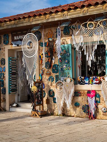 Boutique de souvenirs au soleil de l'après-midi sur Captured Created by Cathleen