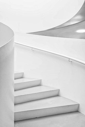 Trap in een kantoorgebouw in zwartwit