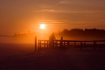 Fietser bij zonsondergang van Sandra de Heij