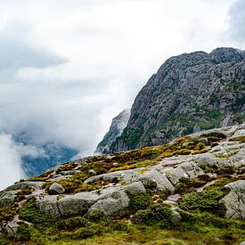 Noorwegen, wolken over de bergen sur Marly van Gog