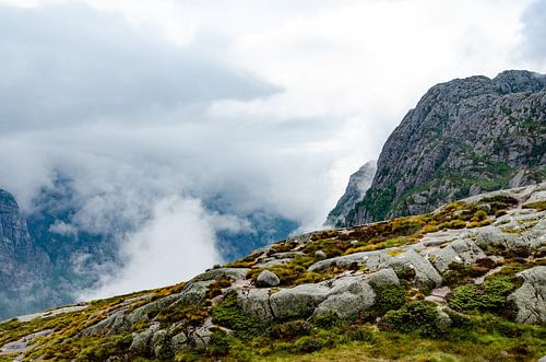 Noorwegen, wolken over de bergen