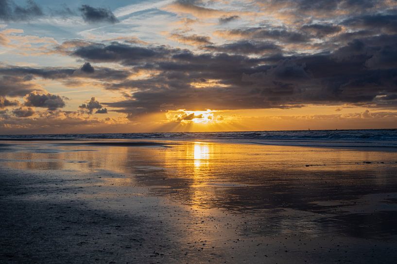 Zonsondergang op het strand van Vlieland van Ingrid Aanen