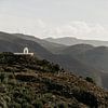 Witte kapel  op bergvoet in Felix, Almeria Spanje - fotoprint van sonja koning