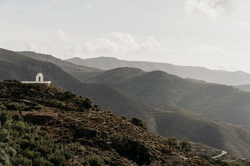 Chapelle blanche au pied d'une montagne à Felix, Almeria Espagne - tirage photo