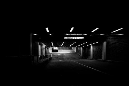 Donkere parkeerplek